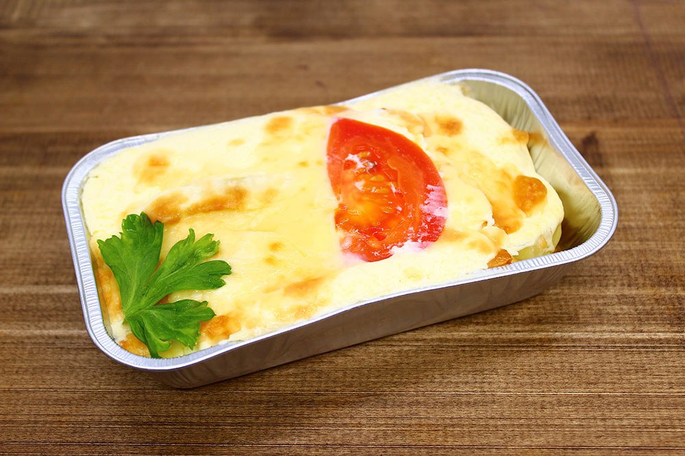 Свинина запеченная с картофелем и томатом под сыром